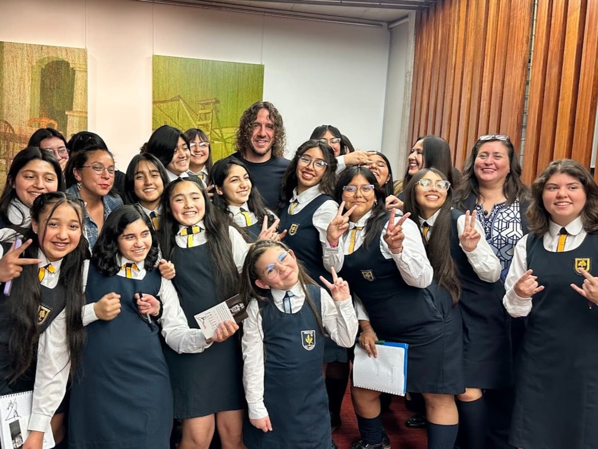 Carles Puyol está en Chile y visitó a niñas de colegio de La Pintana: “La paciencia, el trabajo y la resiliencia tienen recompensa”