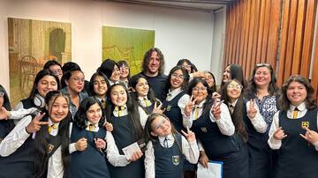 Carles Puyol está en Chile y visitó a niñas de colegio de La Pintana: “La paciencia, el trabajo y la resiliencia tienen recompensa”