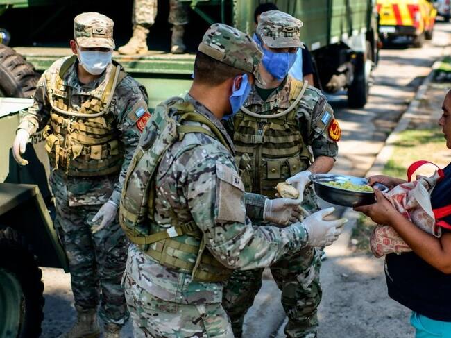 Militares argentinos reparten raciones de alimentos en zonas carenciadas de Buenos Aires