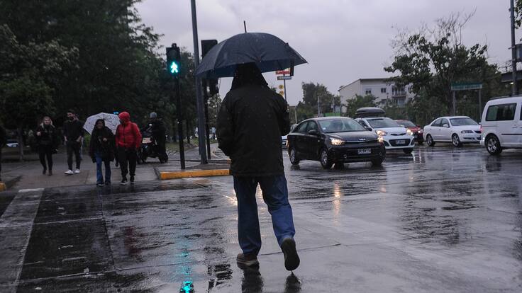 Lluvia llega a la región Metropolitana: autoridades advierten por calles resbaladizas y piden máxima precaución