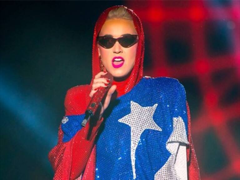 Katy Perry se enojó con fan chilena que le regaló «indio pícaro» en el Día de la Mujer