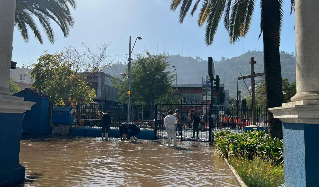 Iglesia de La Viñita inundada tras rotura de matriz. / Foto: ADN.CL