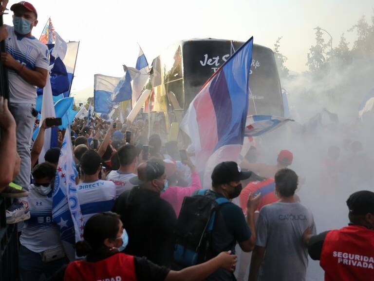 Cientos de hinchas cruzados le dieron el banderazo a la UC en la previa del Clásico