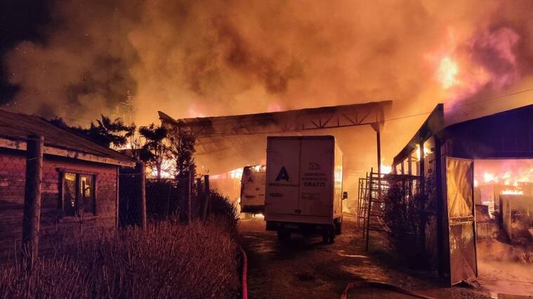 11 de SEPTIEMBRE de 2021/CAÑETE Incendio intencional dejó 4 casas, 2 bodegas y varios vehículos quemados en el fundo Santa Luisa, de Cañete, en la provincia de Arauco.FOTO:/AGENCIAUNO