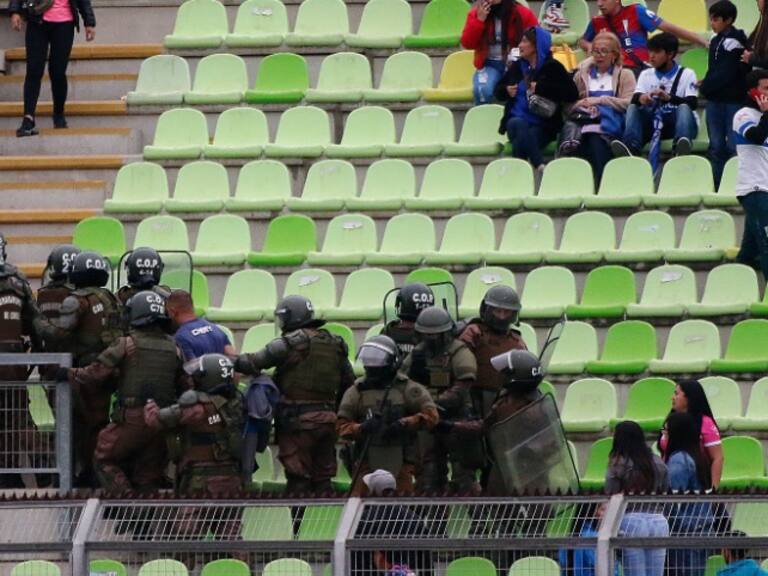 Hasta 13 años de sanción: Universidad Católica anuncia severos castigos para los detenidos en el Estadio Elías Figueroa