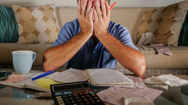 Las dos caras más frágiles del endeudamiento: ¿por qué jóvenes y adultos mayores lideran alza en Dicom?