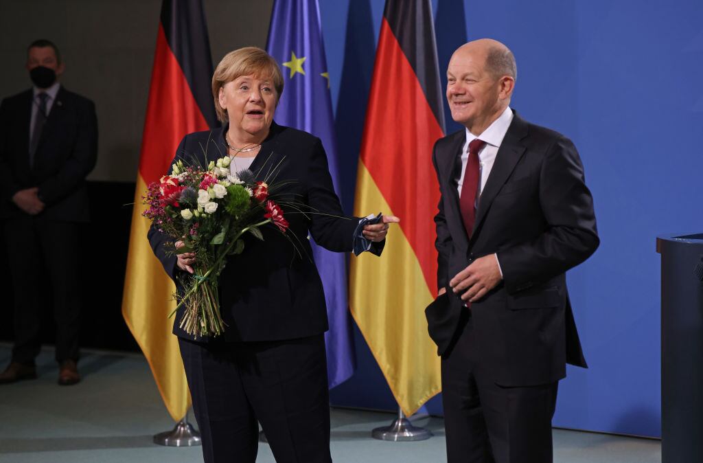 El canciller alemán Olaf Scholz homenajea a Angela Merkel en Berlín