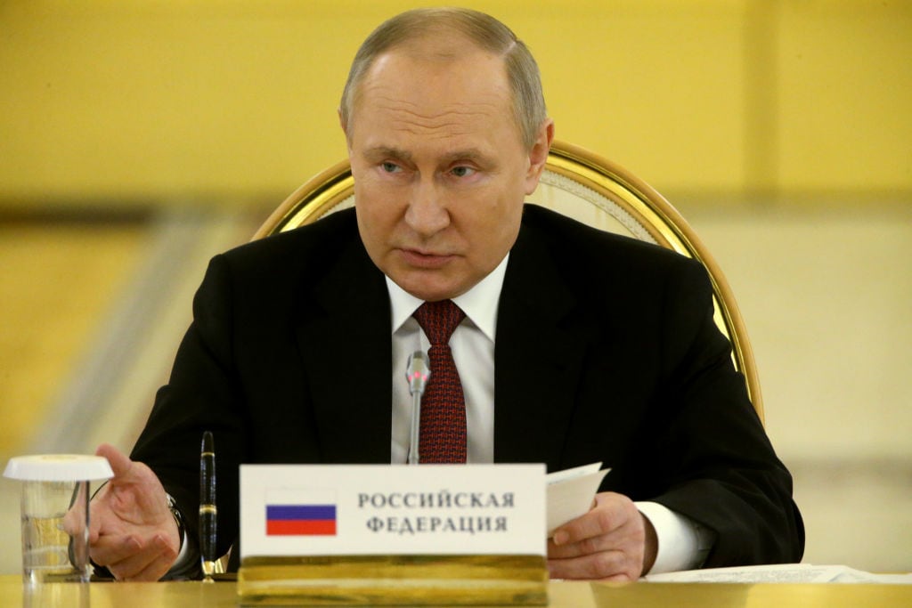 El presidente de Rusia Vladimir Putin en un salón del Kremlin