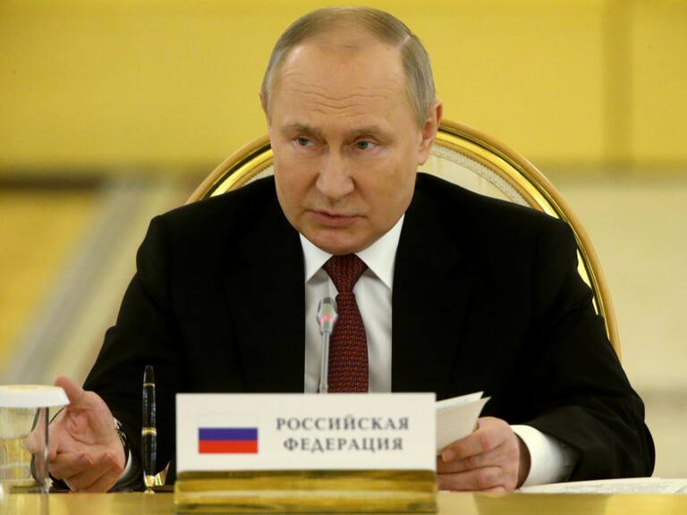 El presidente de Rusia Vladimir Putin en un salón del Kremlin