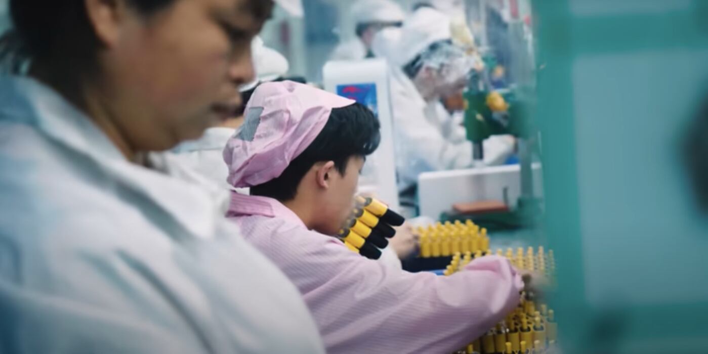 Sorprendente video revela cómo trabajador de fábrica prueba hasta 10 mil vapeadores en un día