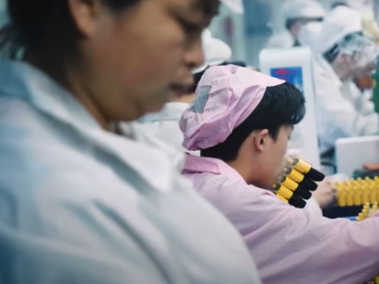 Sorprendente video revela cómo trabajador de fábrica prueba hasta 10 mil vapeadores en un día