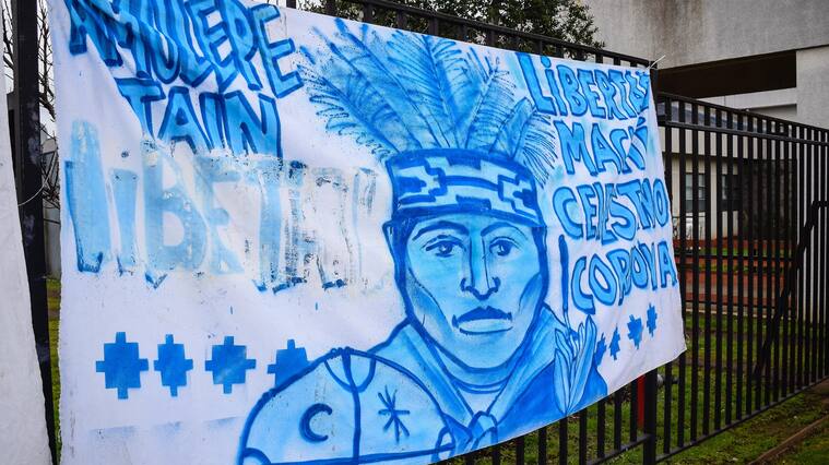 12 DE AGOSTO 2020 / NUEVA IMPERIALComunidades mapuche se reúnen en las afueras del Hospital Intercultural de Nueva Imperial para dar apoyo al Machi Celestino Córdova en huelga de hambre, durante la espera del fallo de la Corte Suprema.
FOTO: ROCIO CUMINAO ROJAS / AGENCIAUNO