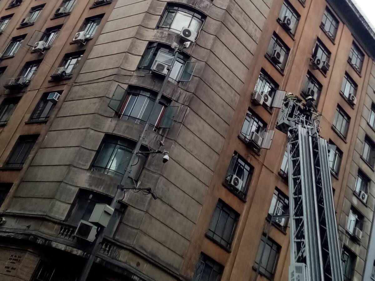 Emergencia en Santiago: mujer intenta saltar desde un edificio en Merced con San Antonio