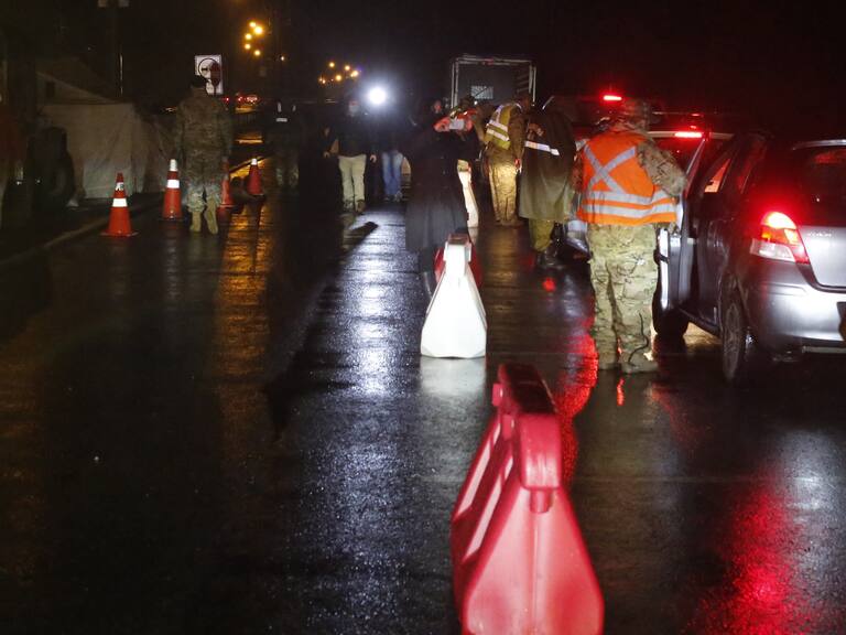 26 de Junio de 2020/CORONEL
Control Sanitario en el limite comunal entre las comunas de Chiguayante y Hualqui, en la ribera sur del rio bio bio, durante el fin de semana largo del 26 de Junio, durante el estado de catstrofe por la pandemia de Covid-19 que afecta al pas. En la imagen personal militar junto personal de Carabineros en la ruta O-60
FOTO:SEBASTIAN BROGCA/AGENCIAUNO