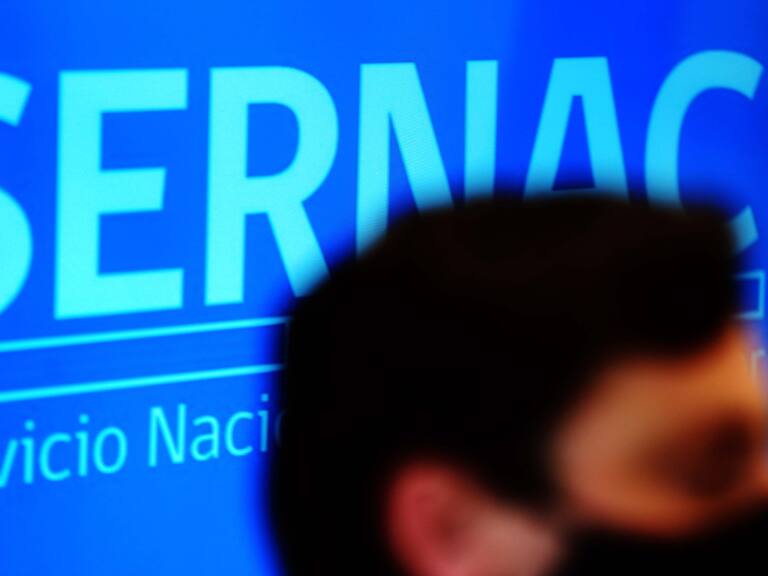 28 de Octubre del 2020/ SANTIAGO
El ministro de Economía, Fomento y Turismo Lucas Palacios, junto al director nacional del Servicio Nacional del Consumidor Lucas del Villar, durante que realizan un llamado a la ciudadanía a participar de la consulta ciudadana que busca incorporar sus opiniones en la regulación de la industria del comercio electrónico, en medio de la pandemia de COVID-19.
Fotos: JOSE FRANCISCO ZUÑIGA/ AGENCIAUNO