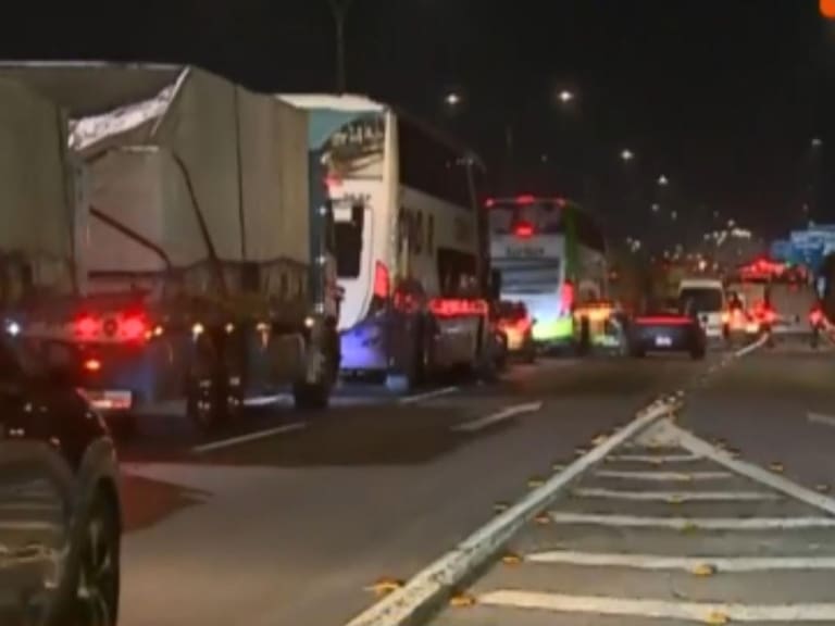 Emergencia química y doble colisión paralizan General Velásquez: taco kilométricos por derrame de ácidos corrosivos