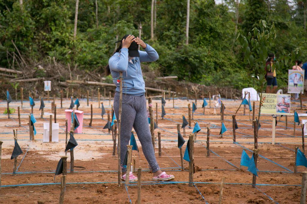 Una mujer llora la muerte de un familiar en Iquitos