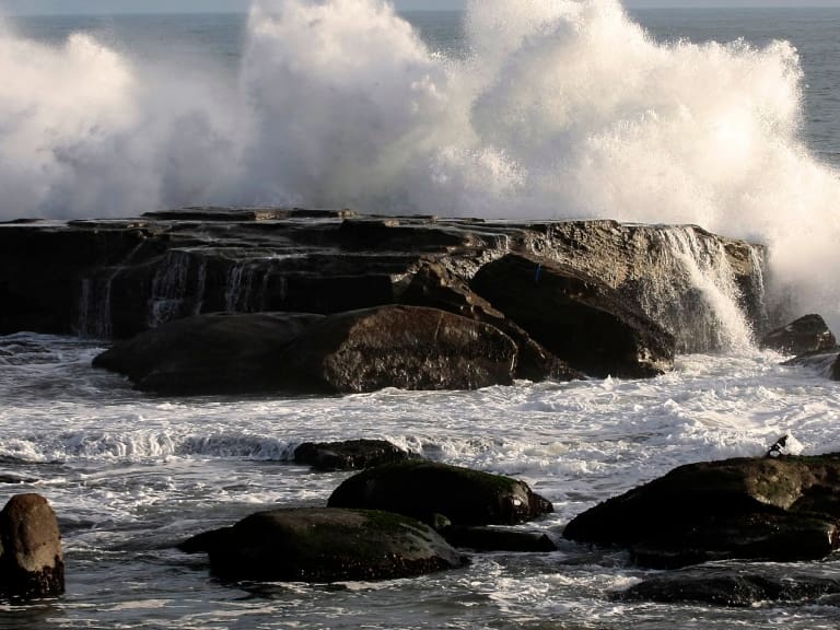 Senapred declara Alerta Roja por altas marejadas en el sector costero de Ñuble