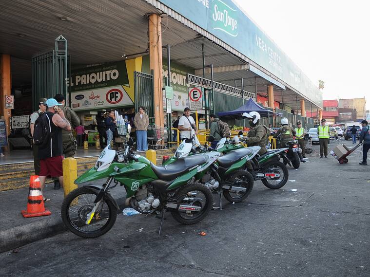 09 DE ABRIL DEL 2024 / SANTIAGO
El subsecretario de Prevención del Delito, Eduardo Vergara, visita la sala de cámaras de monitoreo de la Vega Central junto a su directorio y el gerente de comunicaciones del Mercado Mayorista Lo Valledor, en el marco de la incorporación de ambos recintos al Sistema Integrado de Teleprotección con Inteligencia Artificial (SITIA) de la SPD.
FOTO: VICTOR HUENANTE / AGENCIAUNO