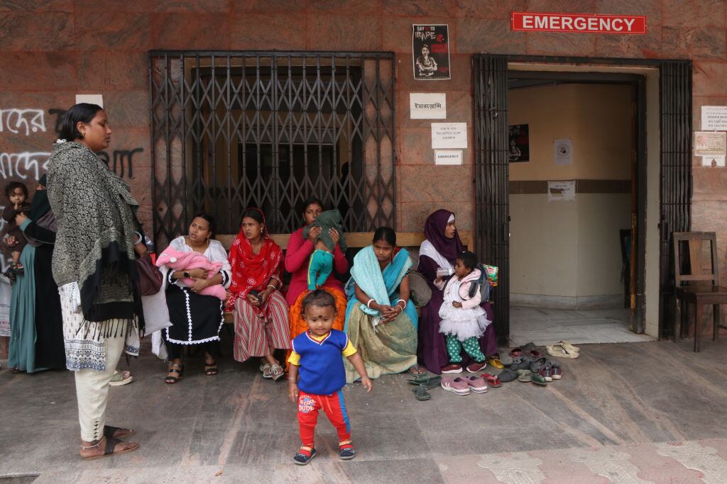 Personas esperan su atención en medio de una campaña sanitaria en un hospital de la India