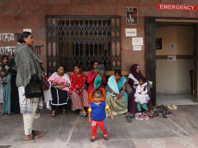 Personas esperan su atención en medio de una campaña sanitaria en un hospital de la India