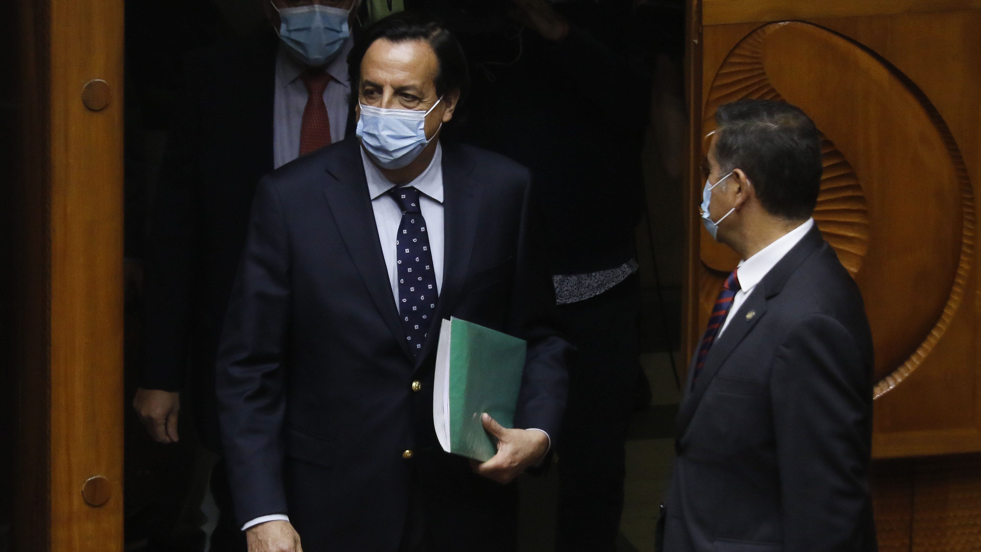 Senado revisa y vota este lunes acusación constitucional contra exministro Víctor Pérez