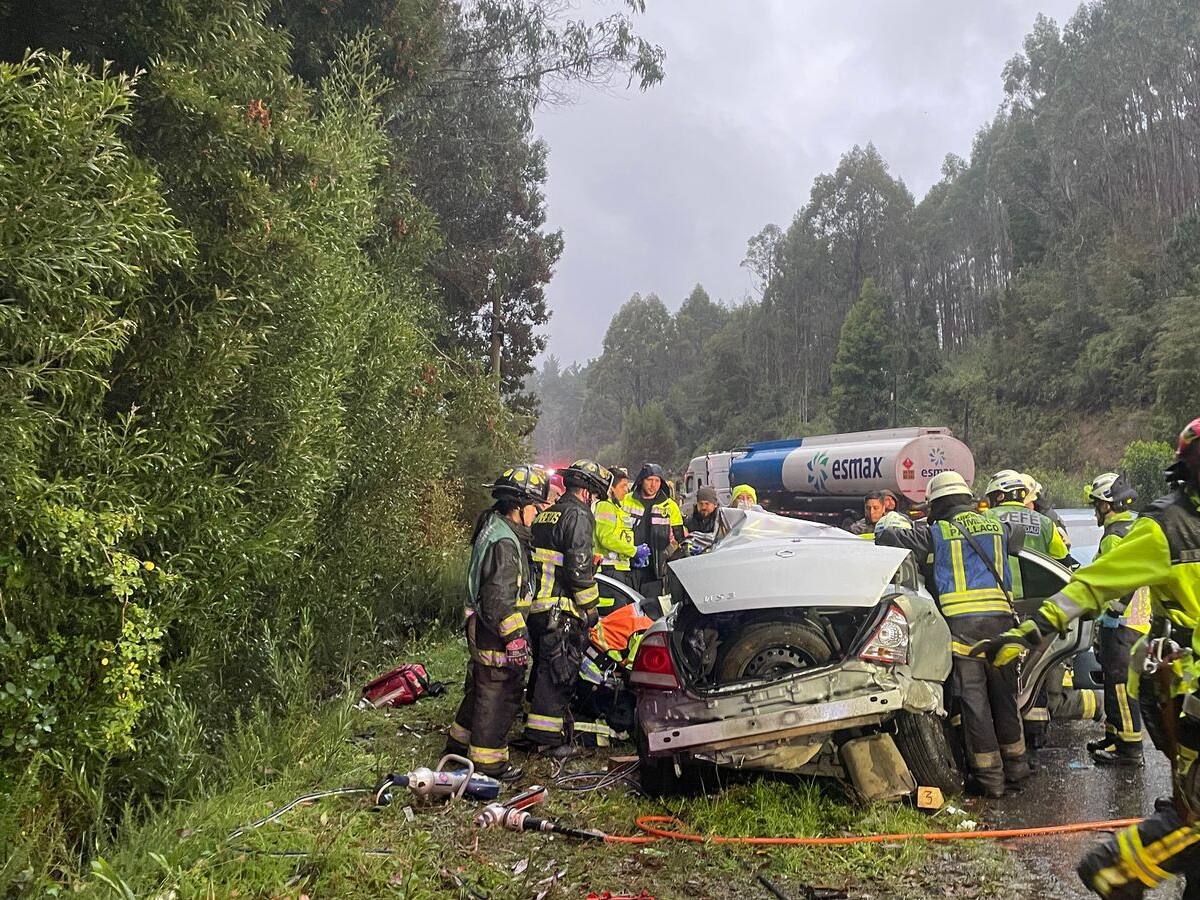 Fatal choque frontal entre automóvil y camión deja dos muertos en la en ruta Valdivia-Paillaco