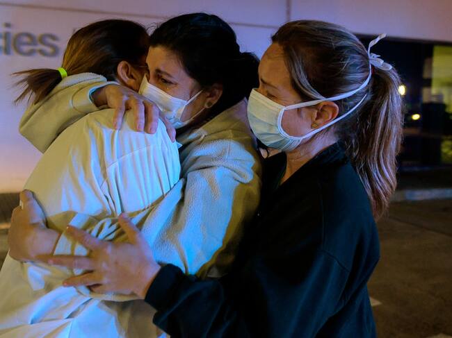 Trabajadoras de un hospital de Valencia lloran en medio de la crisis por el nuevo coronavirus