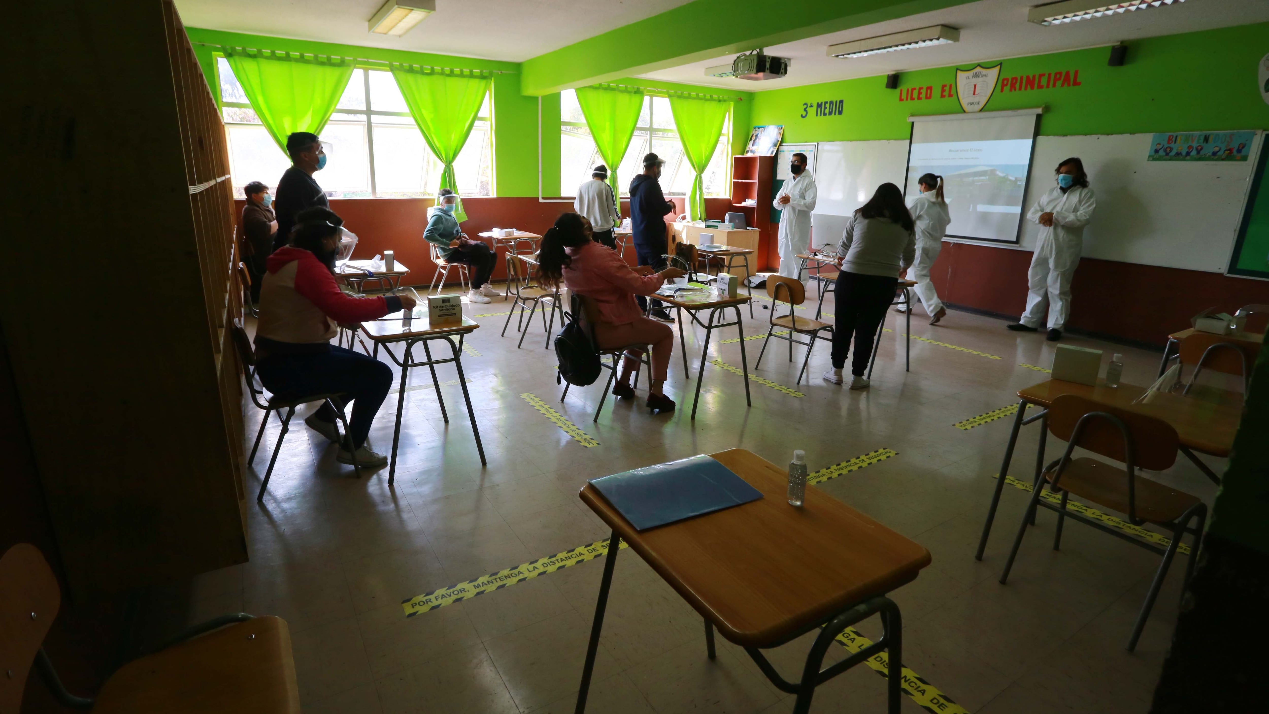 1 de Octubre / SANTIAGO
Alumnos en sala de clases, durante retorno a clases del Liceo El Principal en Pirque bajo medidas sanitarias, en medio de la pandemia d COVID-19
Fotos: JOSE FRANCISCO ZUIGA/ AGENCIAUNO
