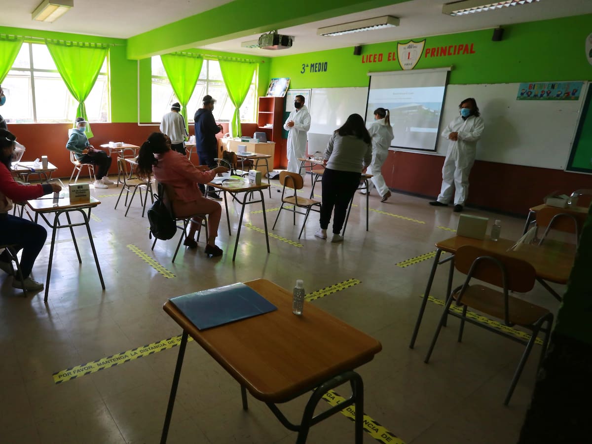 Presidente Piñera anunció que se adelantará vacunación para profesores y profesionales de la educación