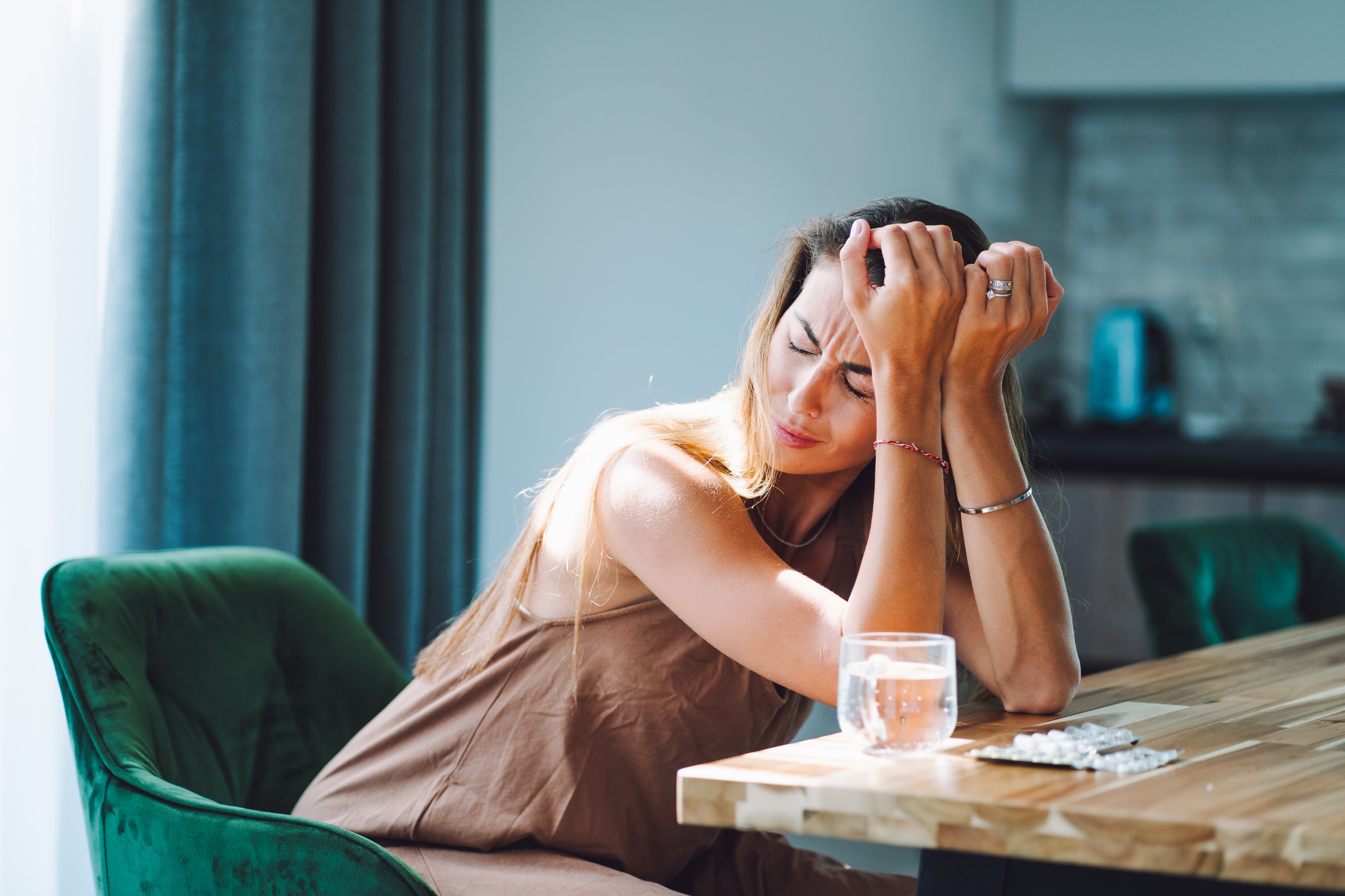 Estudio revela por qué las mujeres sufren migrañas más intensas y duraderas que los hombres