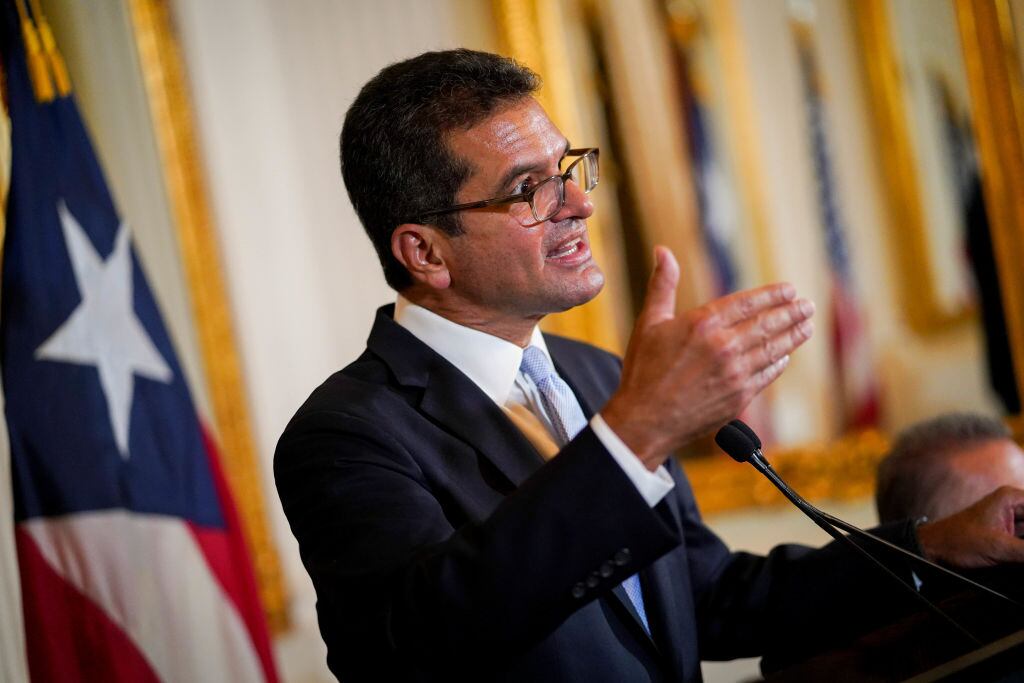 El gobernador de Puerto Rico, Pedro Pierluisi, habla ante los medios de comunicación