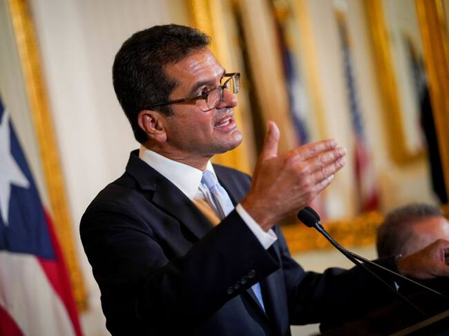 El gobernador de Puerto Rico, Pedro Pierluisi, habla ante los medios de comunicación