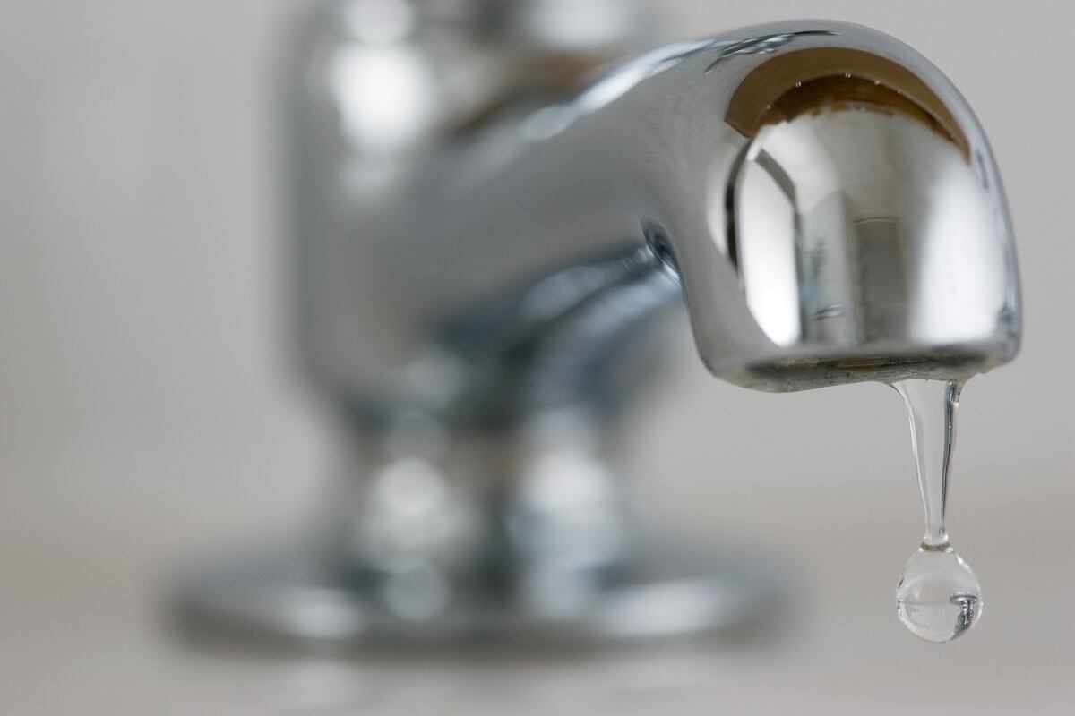 Llave suelta una gota de agua