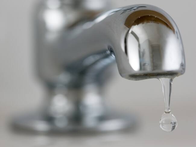 Llave suelta una gota de agua
