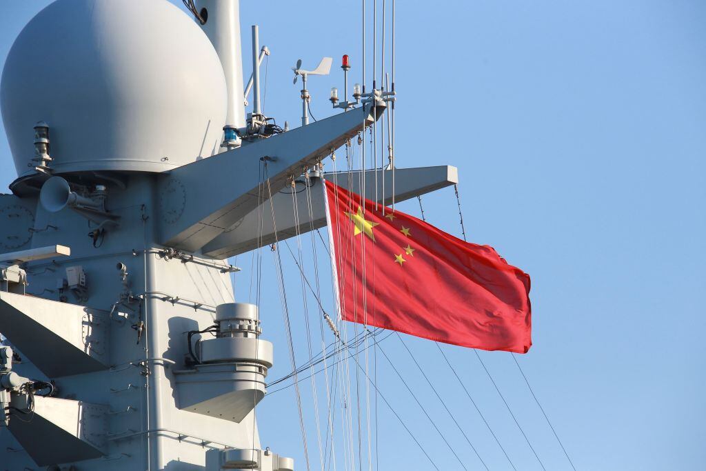 Destructor chino Hefei arribando a San Petersburgo para una feria naval