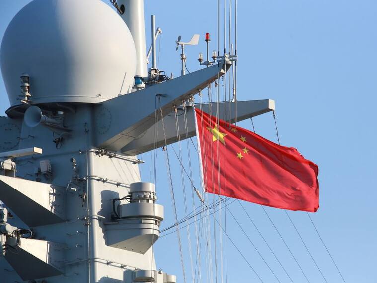 Destructor chino Hefei arribando a San Petersburgo para una feria naval