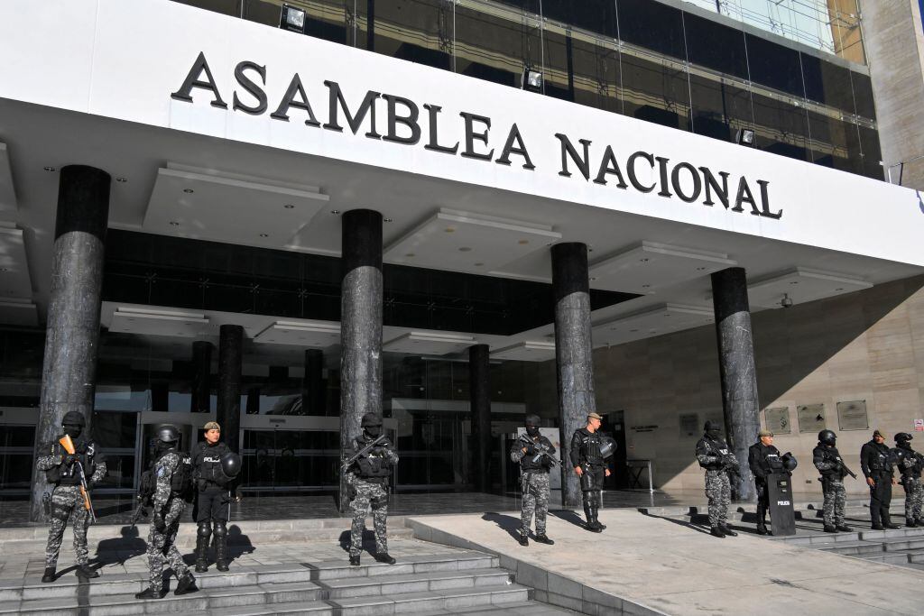 La policía de Ecuador cierra el paso hacia la Asamblea Nacional en Quito