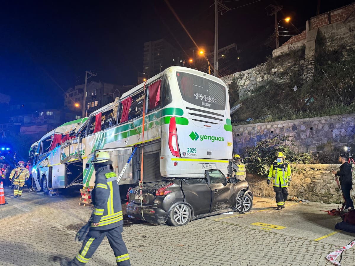 dejan en libertad a chofer de bus que cayó 25 metros en Valparaíso