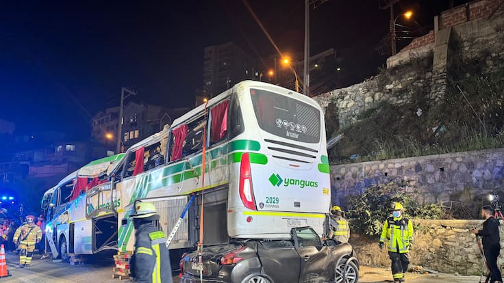 dejan en libertad a chofer de bus que cayó 25 metros en Valparaíso