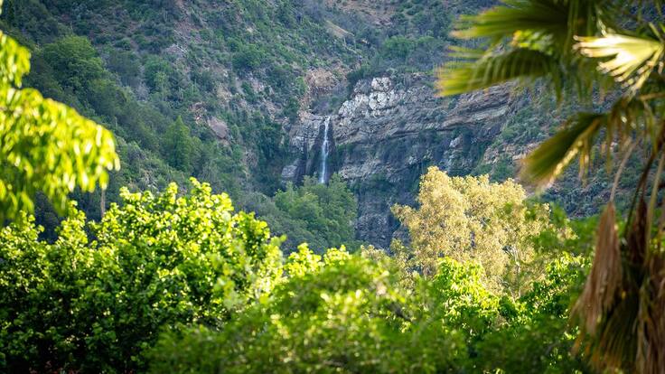 Un santuario con cascadas y bosque: el panorama a solo 60 minutos de Santiago que deberías visitar este verano