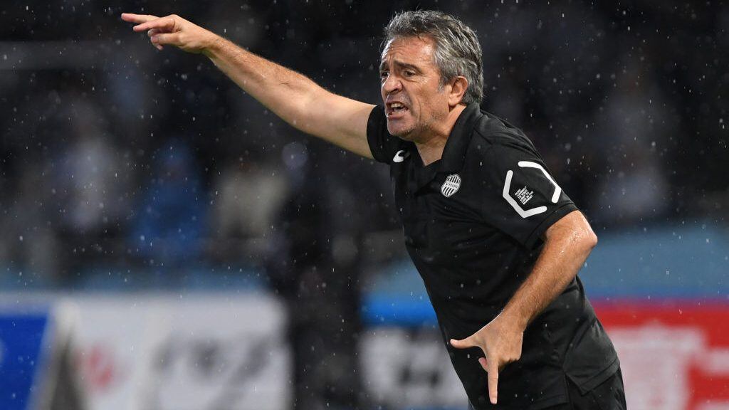 KAWASAKI, JAPAN - OCTOBER 20:  (EDITORIAL USE ONLY) Juan Manuel Lillo,coach of Vissel Kobe looks on during the J.League J1 match between Kawasaki Frontale and Vissel Kobe at Todoroki Stadium on October 20, 2018 in Kawasaki, Kanagawa, Japan.  (Photo by Masashi Hara/Getty Images)