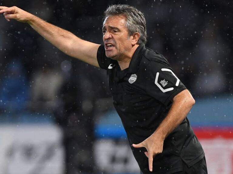 KAWASAKI, JAPAN - OCTOBER 20: (EDITORIAL USE ONLY) Juan Manuel Lillo,coach of Vissel Kobe looks on during the J.League J1 match between Kawasaki Frontale and Vissel Kobe at Todoroki Stadium on October 20, 2018 in Kawasaki, Kanagawa, Japan. (Photo by Masashi Hara/Getty Images)