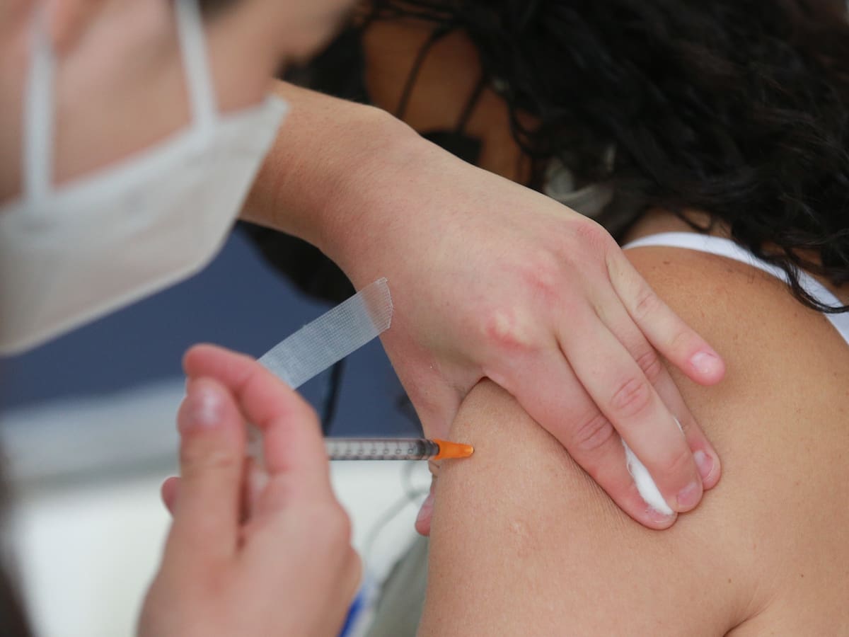 Influenza B enciende las alarmas en Chile: habilitan vacunación en farmacias ante retorno a clases