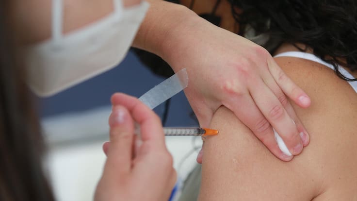 Influenza B enciende las alarmas en Chile: habilitan vacunación en farmacias ante retorno a clases