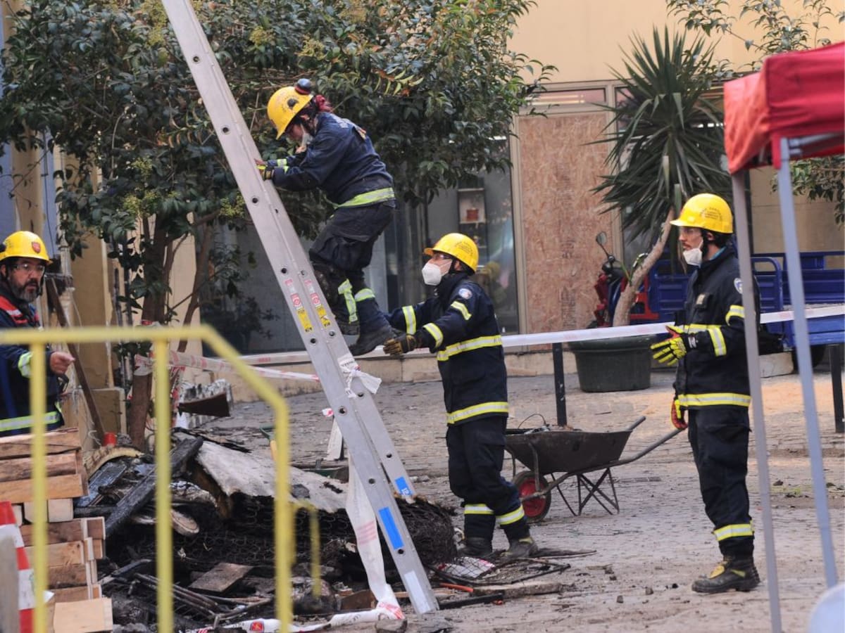 Reanudan búsqueda en casona incendiada de Santiago tras hallazgo de un cuerpo entre los escombros
