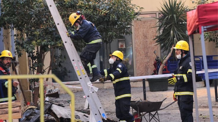 Reanudan búsqueda en casona incendiada de Santiago tras hallazgo de un cuerpo entre los escombros