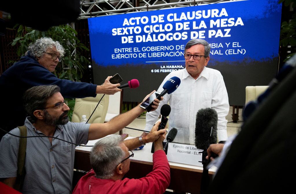 El jefe negociador de la guerrilla ELN, Israel Ramírez Pineda, habla tras la sexta ronda de negociaciones de paz con el gobierno de Colombia.