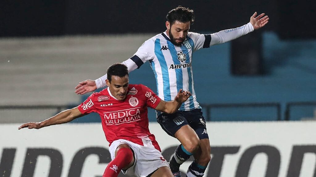 Víctor Blanco, presidente de Racing Club: "Eugenio Mena quiere seguir, pero tiene que definir un tema familiar"