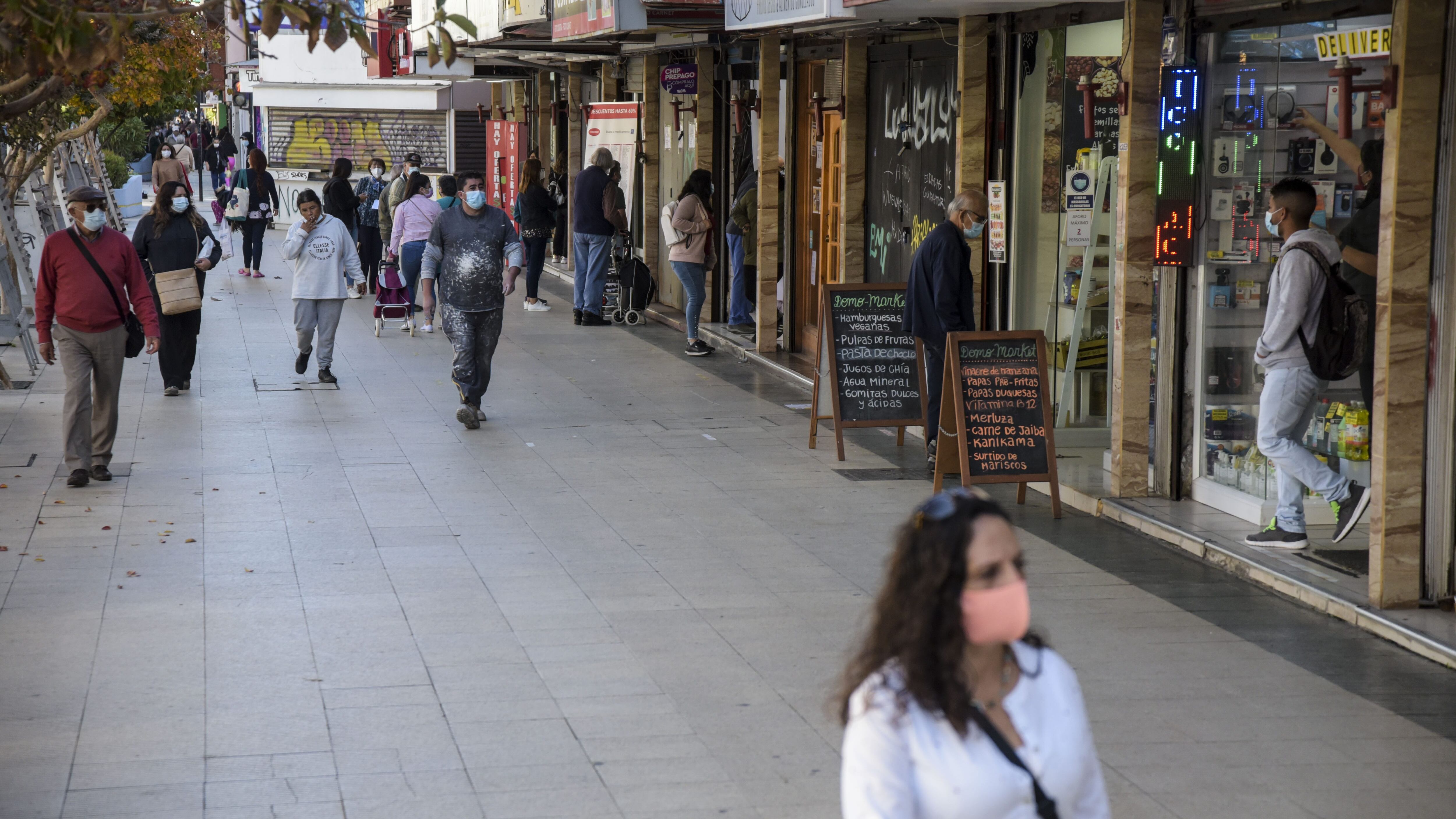 08 DE ABRIL DE 2021 / VIA DEL MARPersonas y comercio en Calle Valparaiso en el centro de la ciudad, tras las nuevas medidas impuestas por el Gobierno contra el comercio no esencial durante la cuarentena total que afecta a la comuna.
FOTO: MIGUEL MOYA / AGENCIAUNO